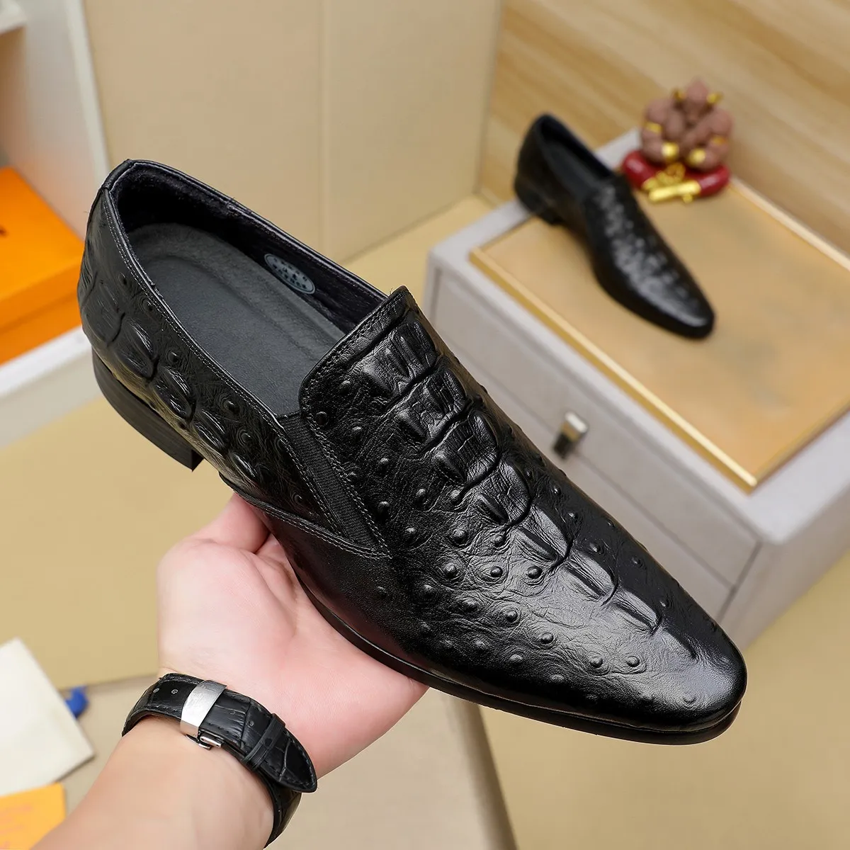 Men's shoes 💰540 💰 Louis Vuitton LV ® Autumn and Winter 🆕 models 🔛Full shoe counter First layer cowhide, 🐂leather lining casual shoes for men, super soft outsole, essential for driving. Counter synchronized original first layer cowhide completely 1:1 mold customization 🌹Top version, 2 colors optional! Number: 38-45 (37.46. Customized)